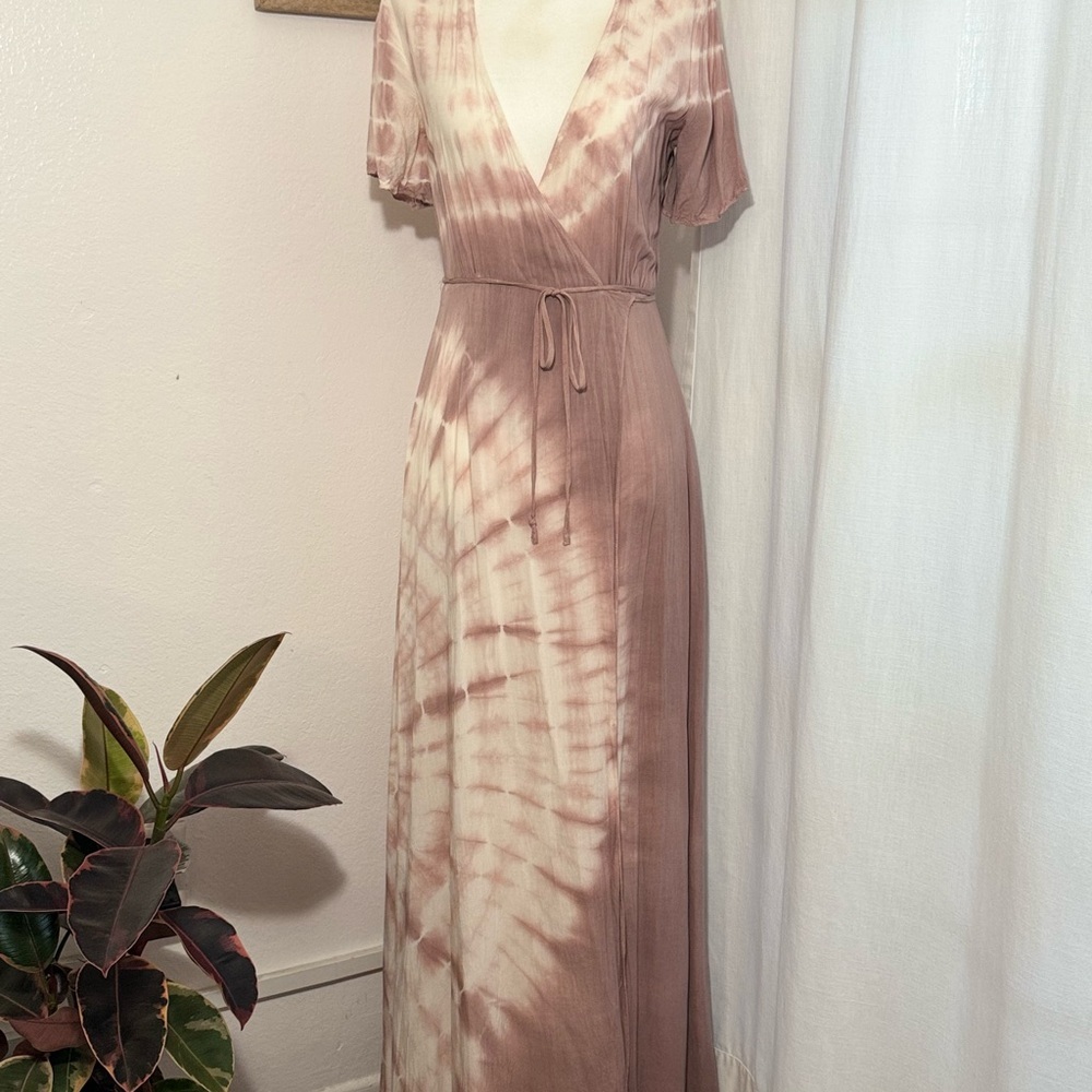 Aakaa V-Neck Tie-Dye Maxi Dress in Soft purple/ pink/ beige
